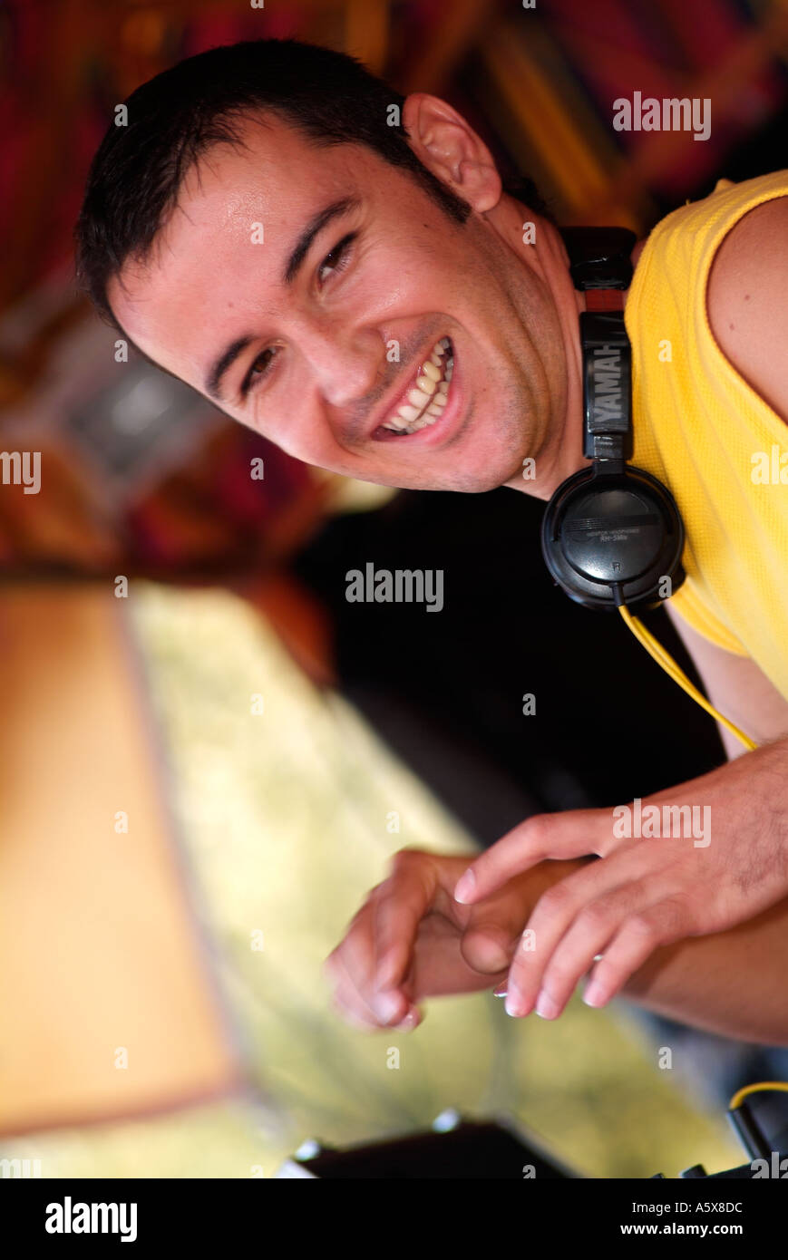 DJ spielt einen Open-Air-Gig während einer Sommer-Roadshow Stockfoto
