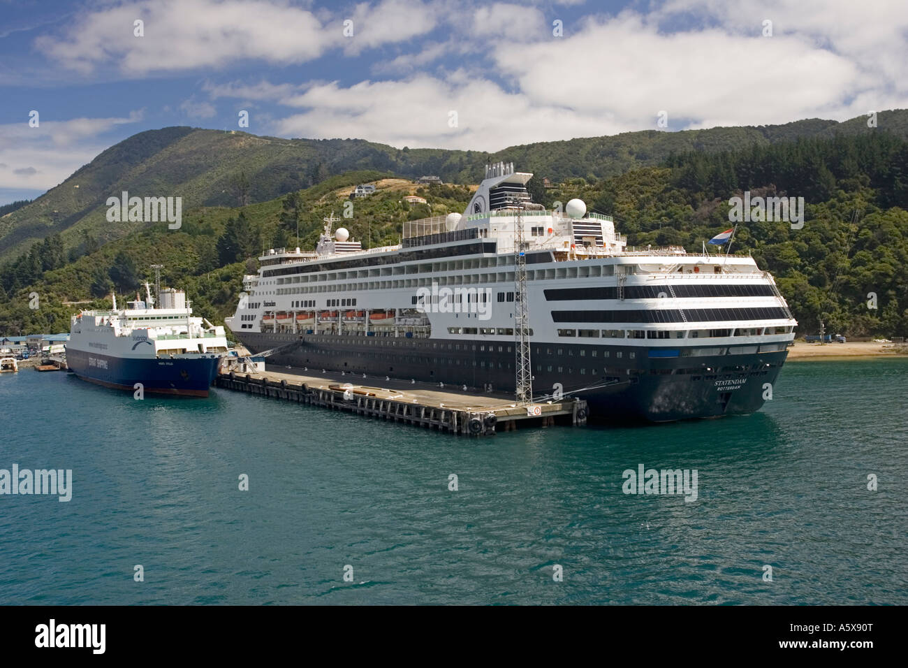 Interislander und Bluebridge Fähre im Hafen von Picton Südinsel Neuseeland Stockfoto