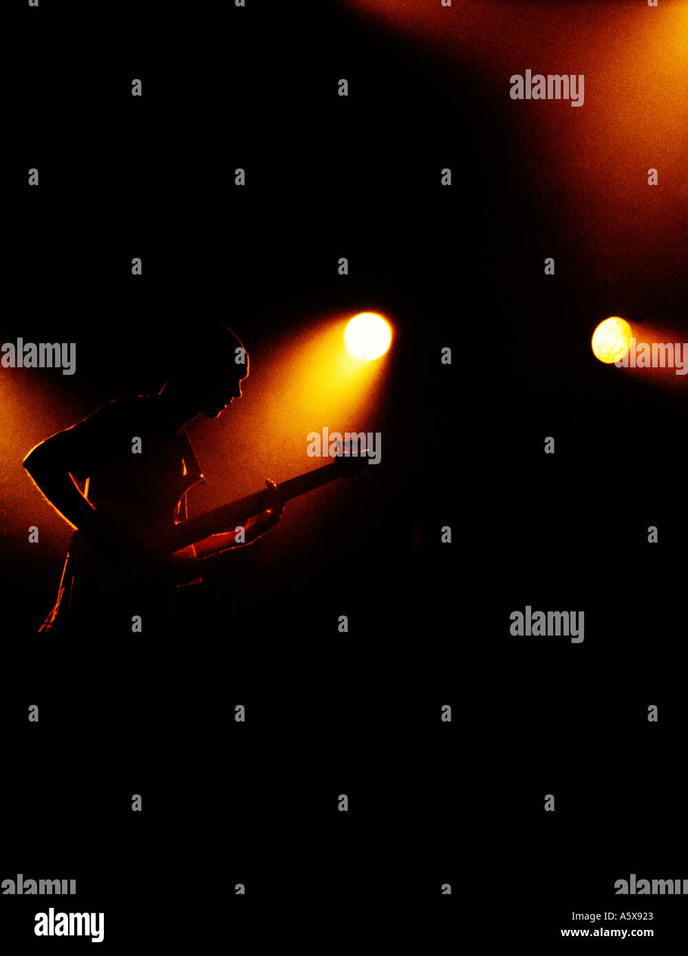 Man Gitarre spielen live auf der Bühne Stockfoto