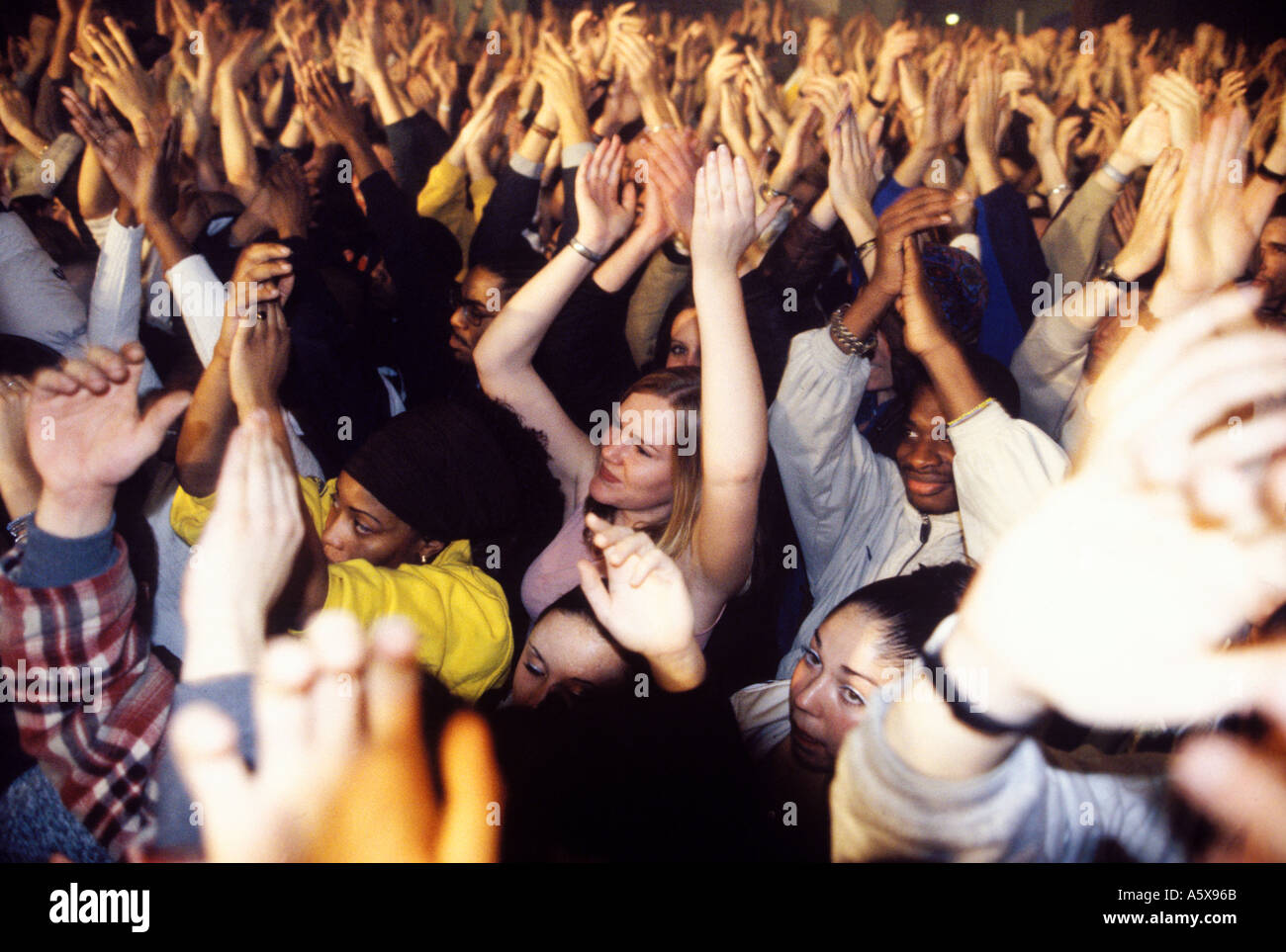 Meer von Händen beim Trans Musicales Festival in Rennes, Frankreich Stockfoto
