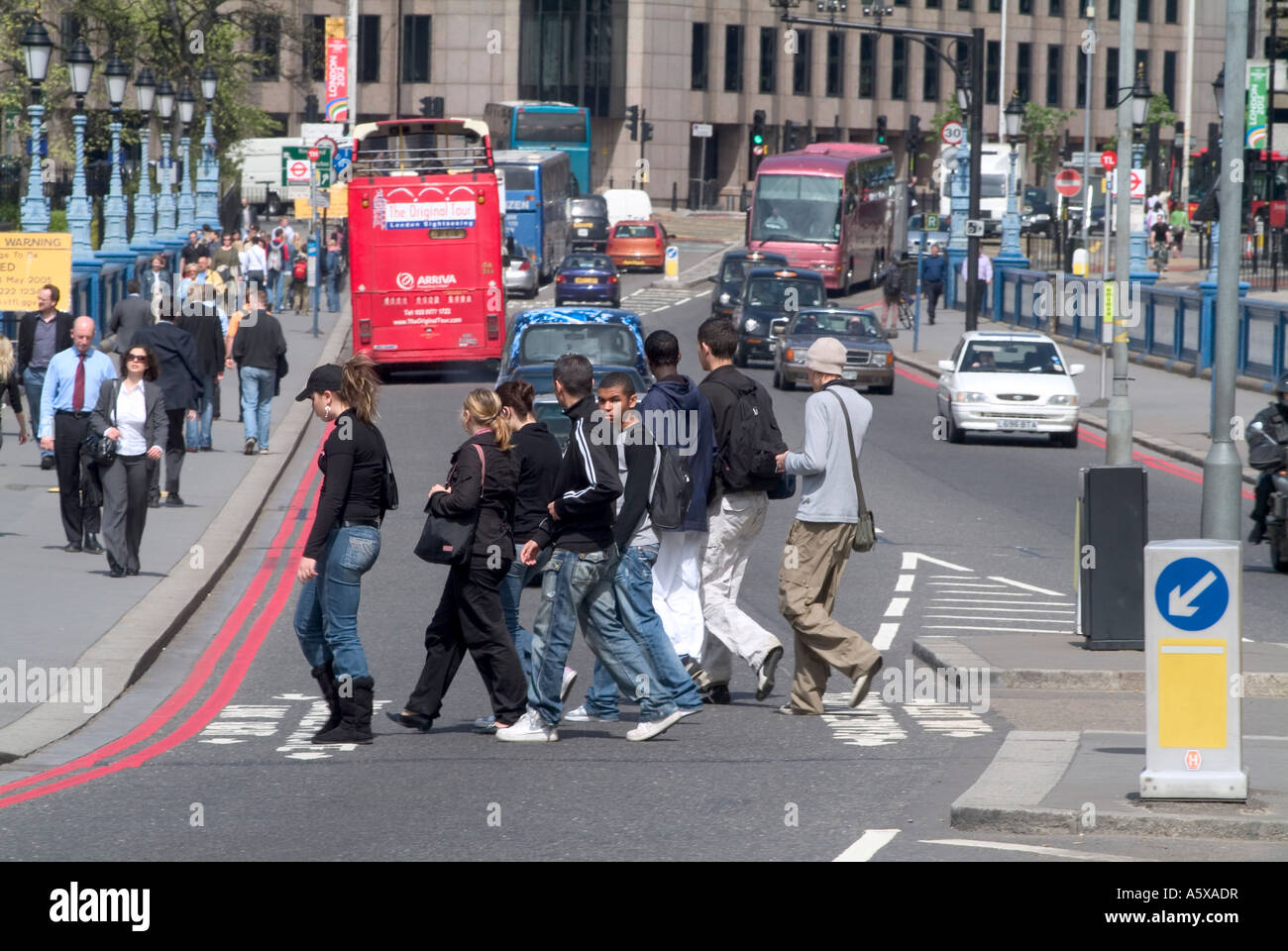 Menschen beim Überqueren der Straße mit einem Zebrastreifen in der City of London, england Stockfoto