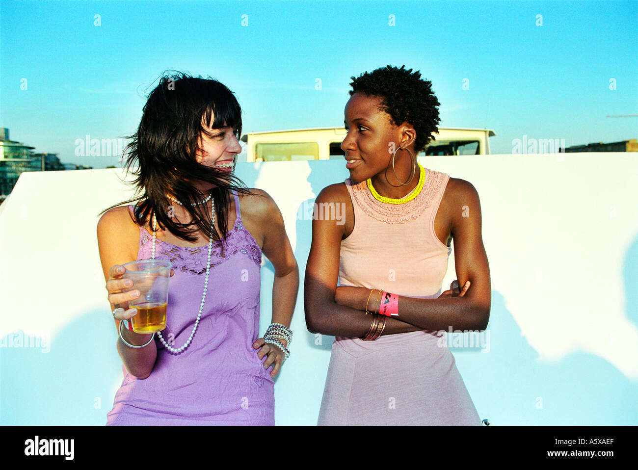Zwei Mädchen auf dem Deck auf der Dusk Til Dawn Boot Party auf dem Fluss Themse London Stockfoto