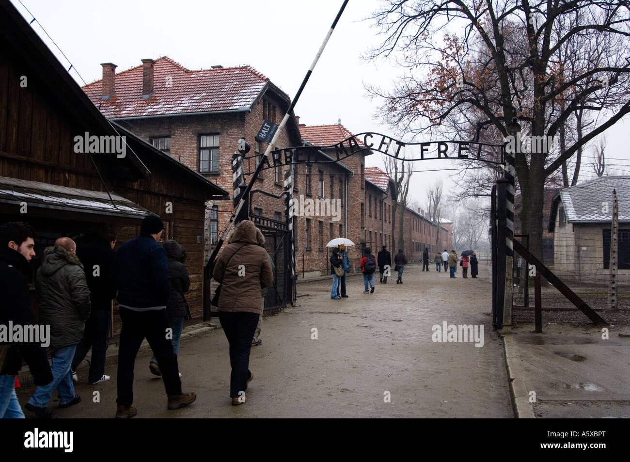 Der Eingang zu den NS-Konzentrationslager Auschwitz 1 mit dem zynischen Motto Arbeit Macht Frei - Arbeit setzt Sie Free Stockfoto