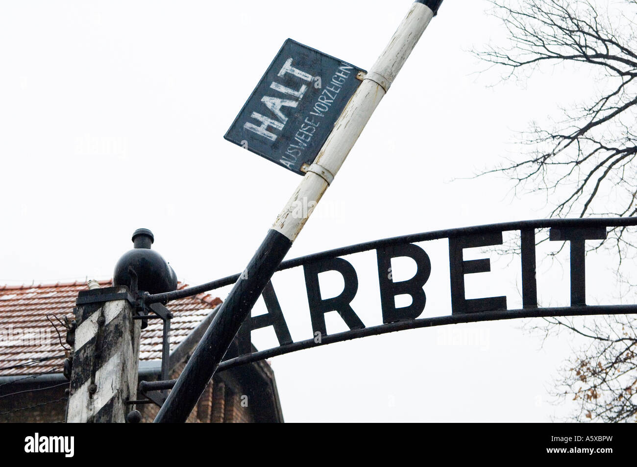 Das zynische Motto Arbeit Macht Frei - befreit arbeiten Sie - in der NS-Konzentrationslager Auschwitz 1 in der Nähe von Krakau in Polen Stockfoto