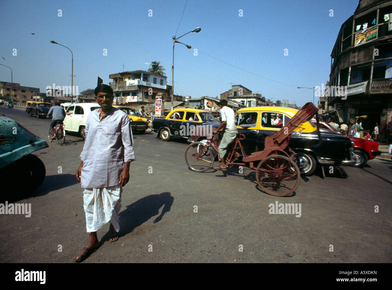 Kolkata Indien Street mit Hindustan Ambassador Cars Stockfoto