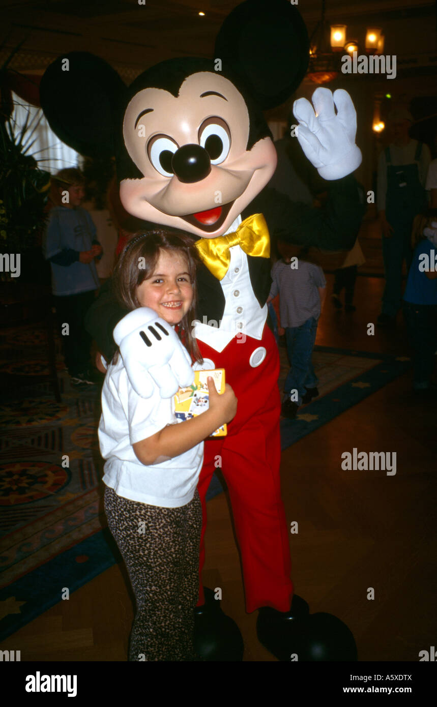 Paris Frankreich Eurodisney Mädchen mit Mickey Mouse Stockfoto
