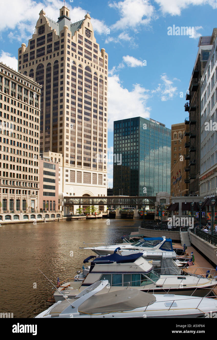 WISCONSIN Milwaukee Riverwalk entlang Milwaukee River Motorboote vor Anker Stockfoto