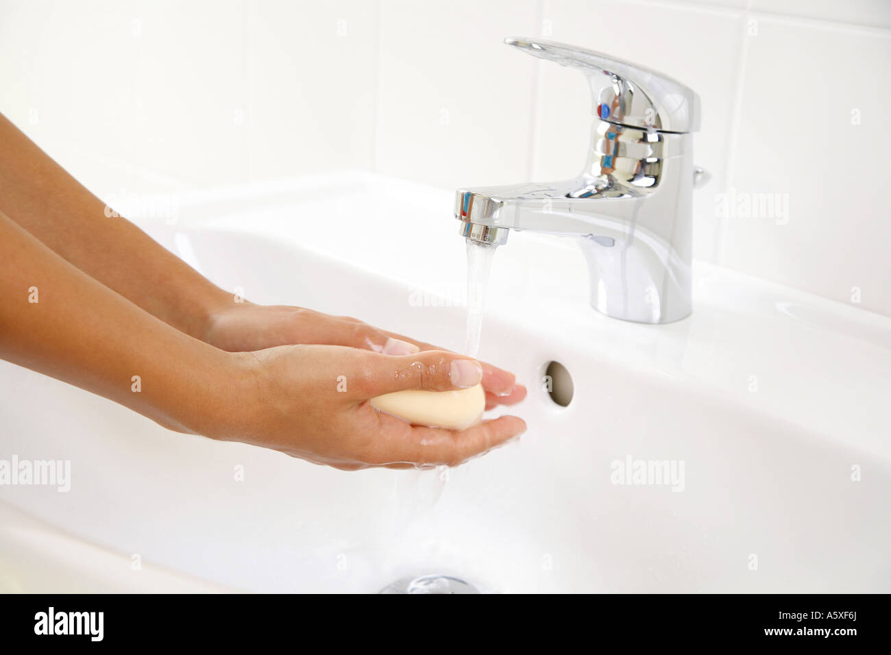 Frau, die Hände zu waschen Nahaufnahme mit bar Seife im Waschbecken Stockfoto