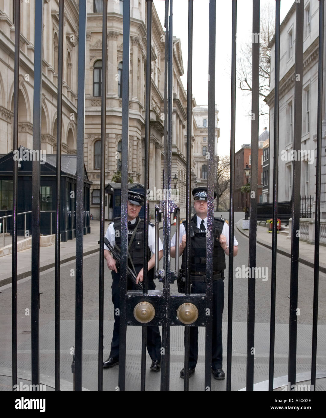 Bewaffnete Polizei - Nummer 10 Downing Street - London Stockfoto