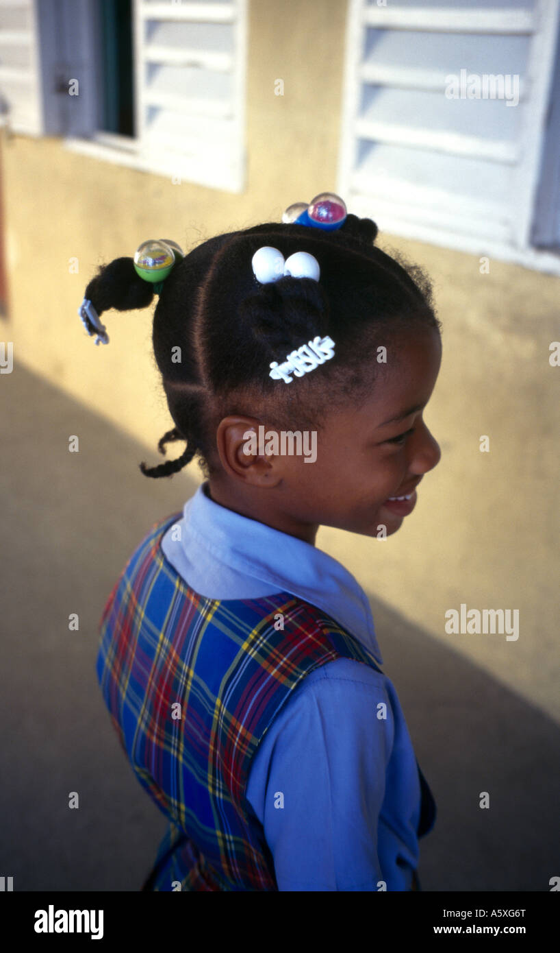 St Kitts Afro-Karibische Kind mit Trauben In Haar Stockfoto