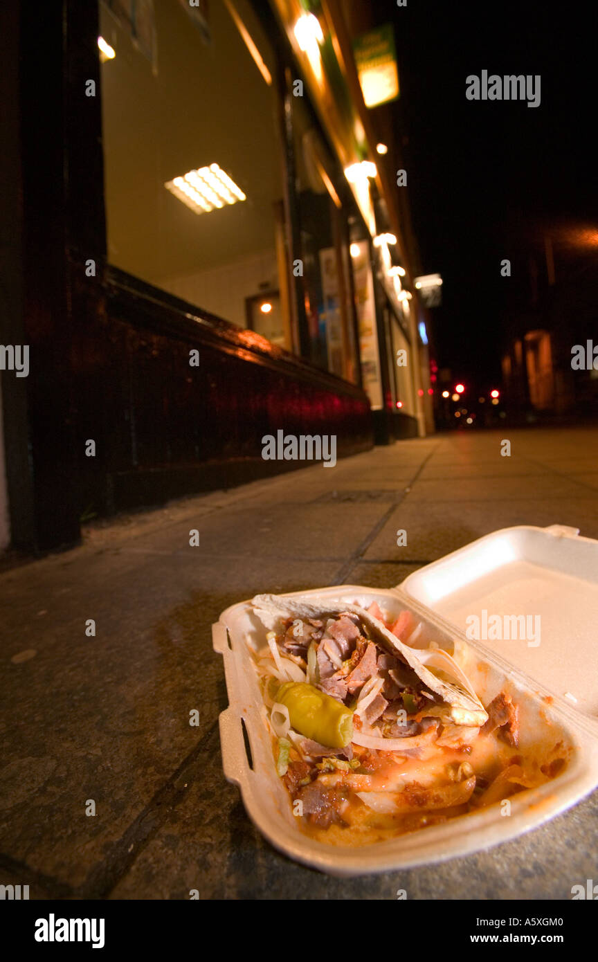 ein halb gegessen Kebab verworfen, auf dem Bürgersteig vor einem Kebab-Geschäft im Stadtzentrum von Lancaster, Lancashire, UK Stockfoto