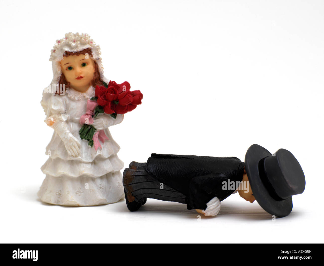 Braut & Bräutigam über gefallene Stockfoto