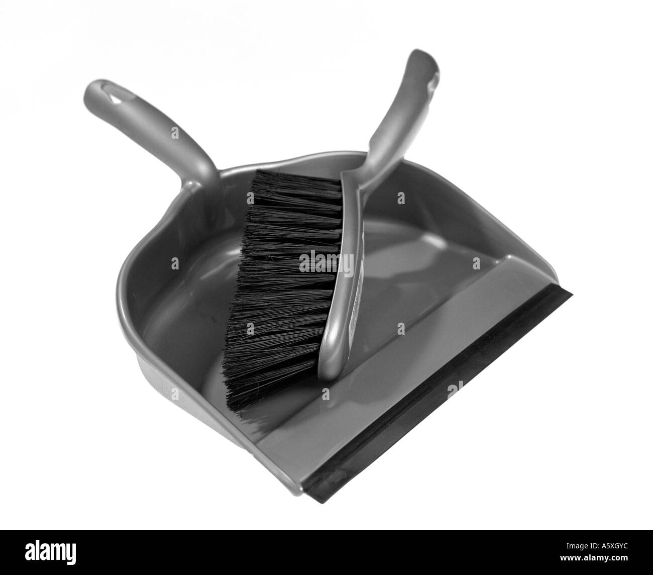 Kehrschaufel und Pinsel auf weißem Hintergrund Stockfoto