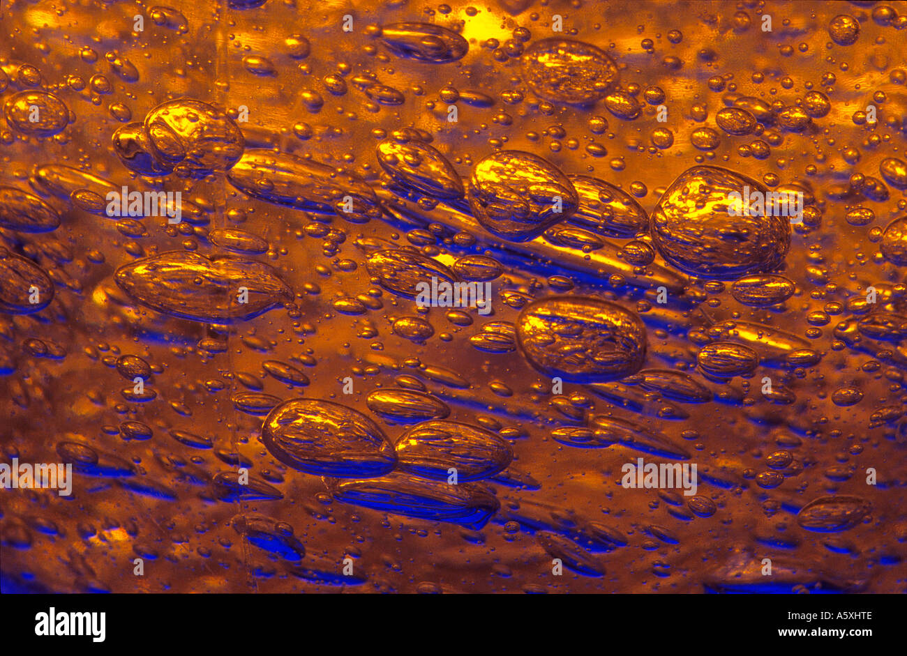 Makrofotografie von Luftblasen eingeschlossen in ein Gel. Macrophotographie de Bulles routinierte nehmen Dans un-Gel. Stockfoto