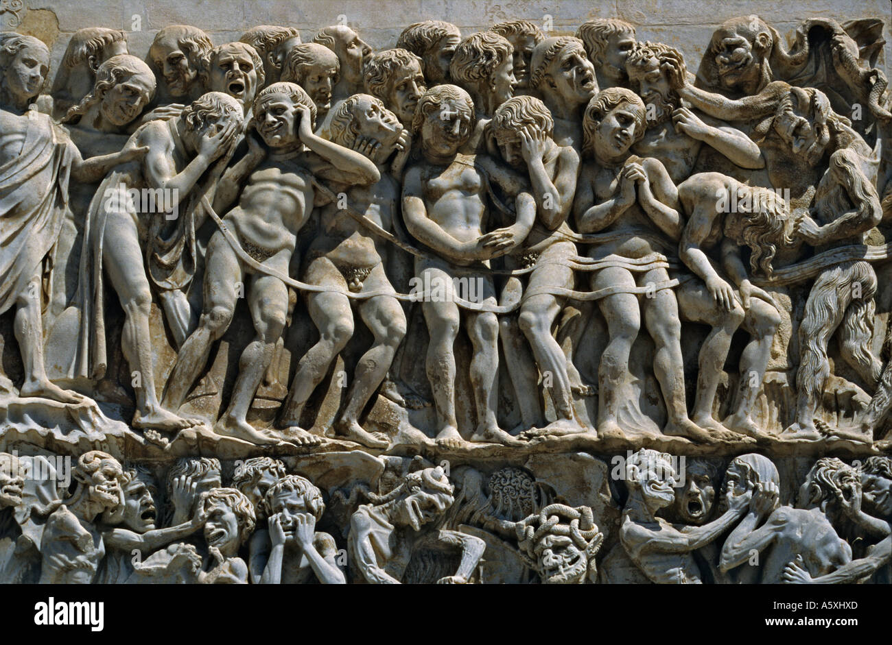 Marmor Skulptur an der Fassade Orvieto Dome (1290-1330). Skulpturen En Marbre De La Fassade du Dom d (1290-1330) Stockfoto