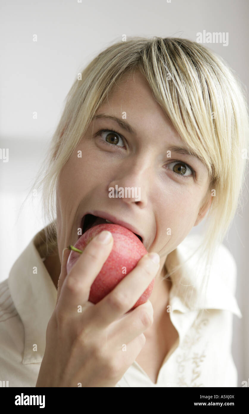 Junge Frau Essen Apfel Porträt hautnah Stockfoto