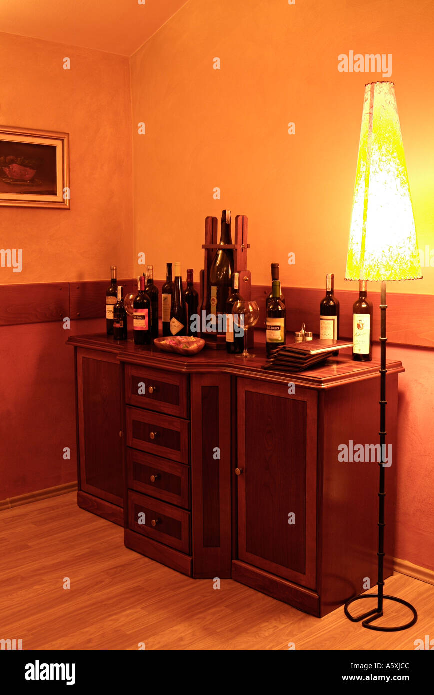 Restaurant-Interieur zeigt einen Seite Server mit einer Wein-Display und Menüs. Stockfoto