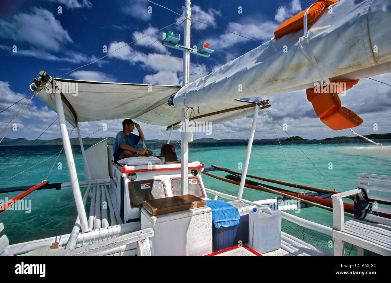 Auslegerboot in der Calamian Inselgruppe (Palawan). Trimaran (Auslegerboot) Dans l ' Archipel Calamian (Palawan). Stockfoto