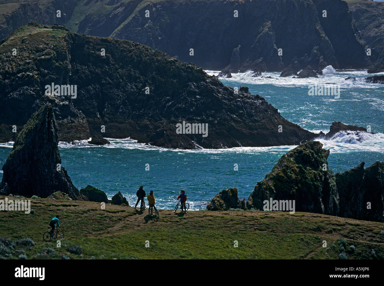 Mountain-Bikes in Belle-Ile (Morbihan - Frankreich). VTT À Belle-Île-de-Mer (Morbihan - Frankreich). Stockfoto