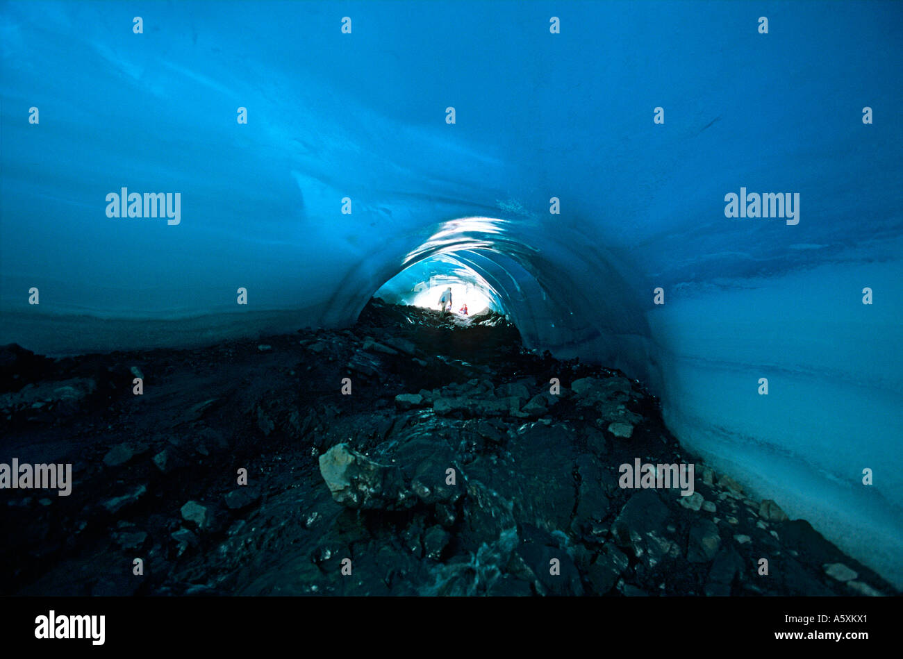 Tunnel unter dem Pastoruri-Gletscher (Ancash - Peru). Tunnel Sous le Glacier Pastoruri (Ancash - Pérou). Stockfoto