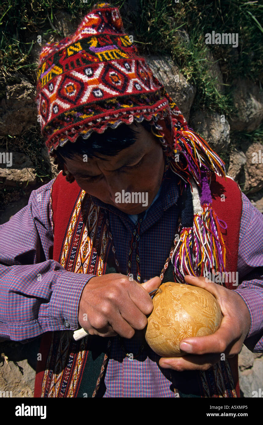 Peruanischen Handwerker Gravur einen Kürbis (Cucurbita sp). Peru. Handwerker Péruvien gravant Une Coloquinte (Pérou). Stockfoto