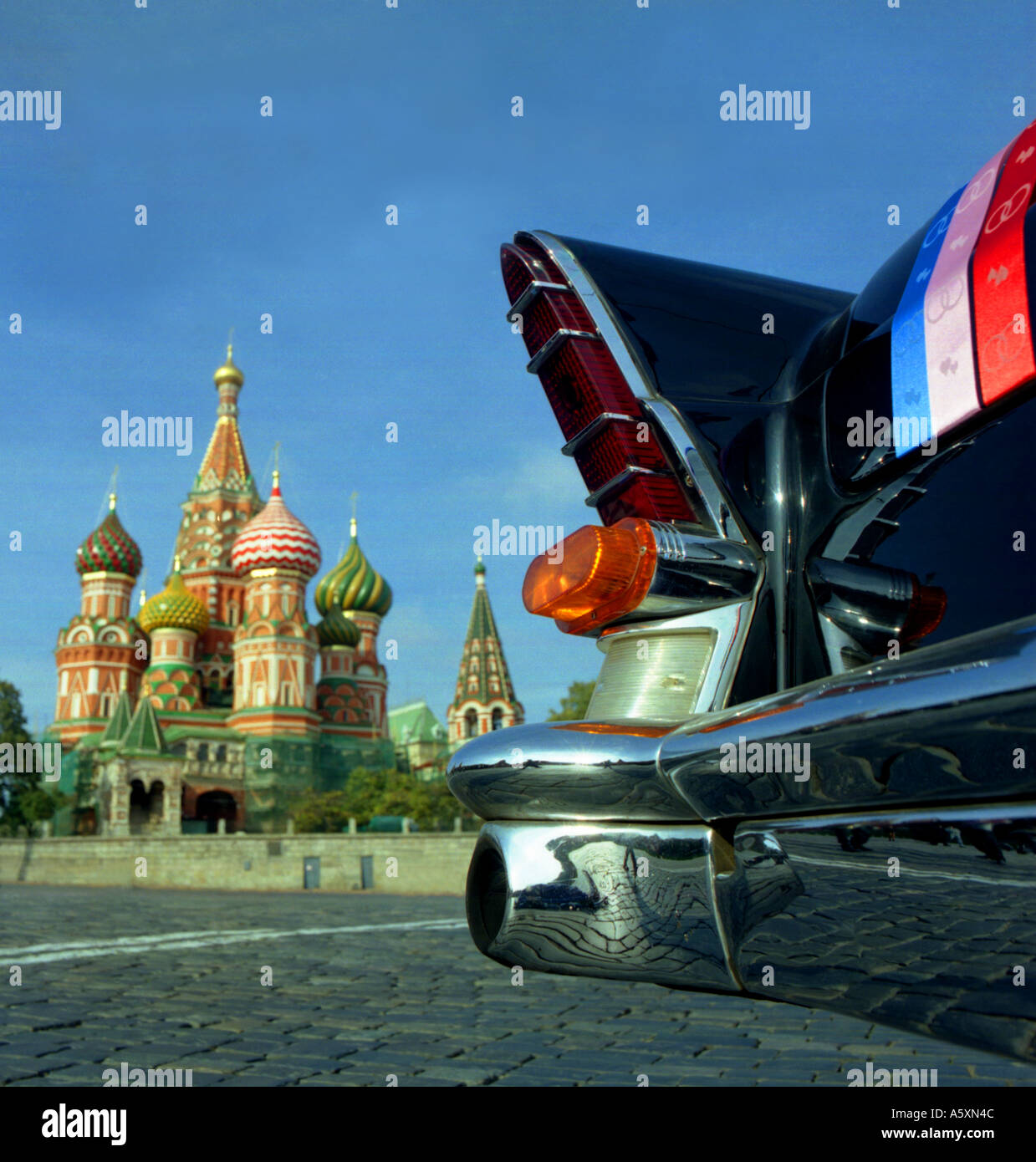 Cadillac auf dem Roten Platz mit der Basilius Kathedrale zeigt Stockfoto