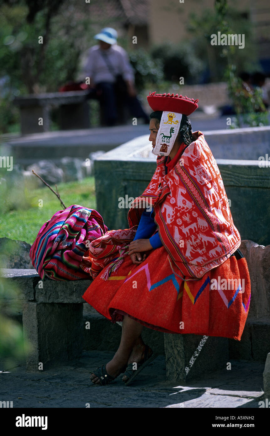 Peruanische Frau, gekleidet in traditioneller Kleidung in Ollantaytambo. Femme Péruvienne En Vêtements Traditionnels À Ollantaytambo. Stockfoto