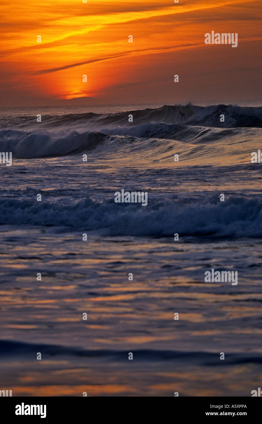 Hossegor: Surfer bei Sonnenuntergang (Landes - Frankreich). Surfeur et Soleil couchant À Hossegor (40150 Landes - Frankreich). Stockfoto