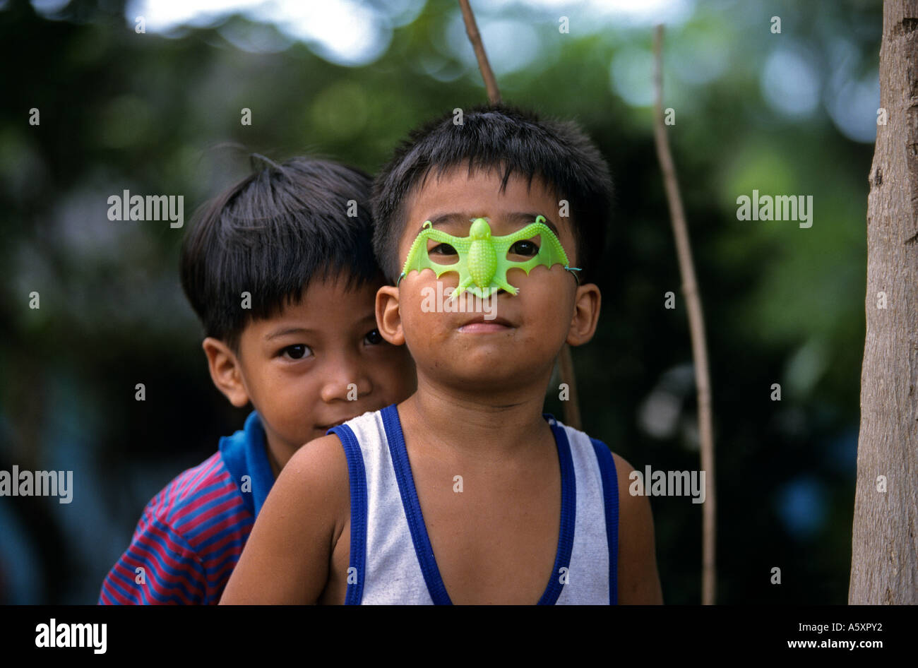 Kinder in einer Maske (Manila - Philippinen) zu spielen. Enfants s'amusant Avec un Masque (Manille-Philippinen). Stockfoto