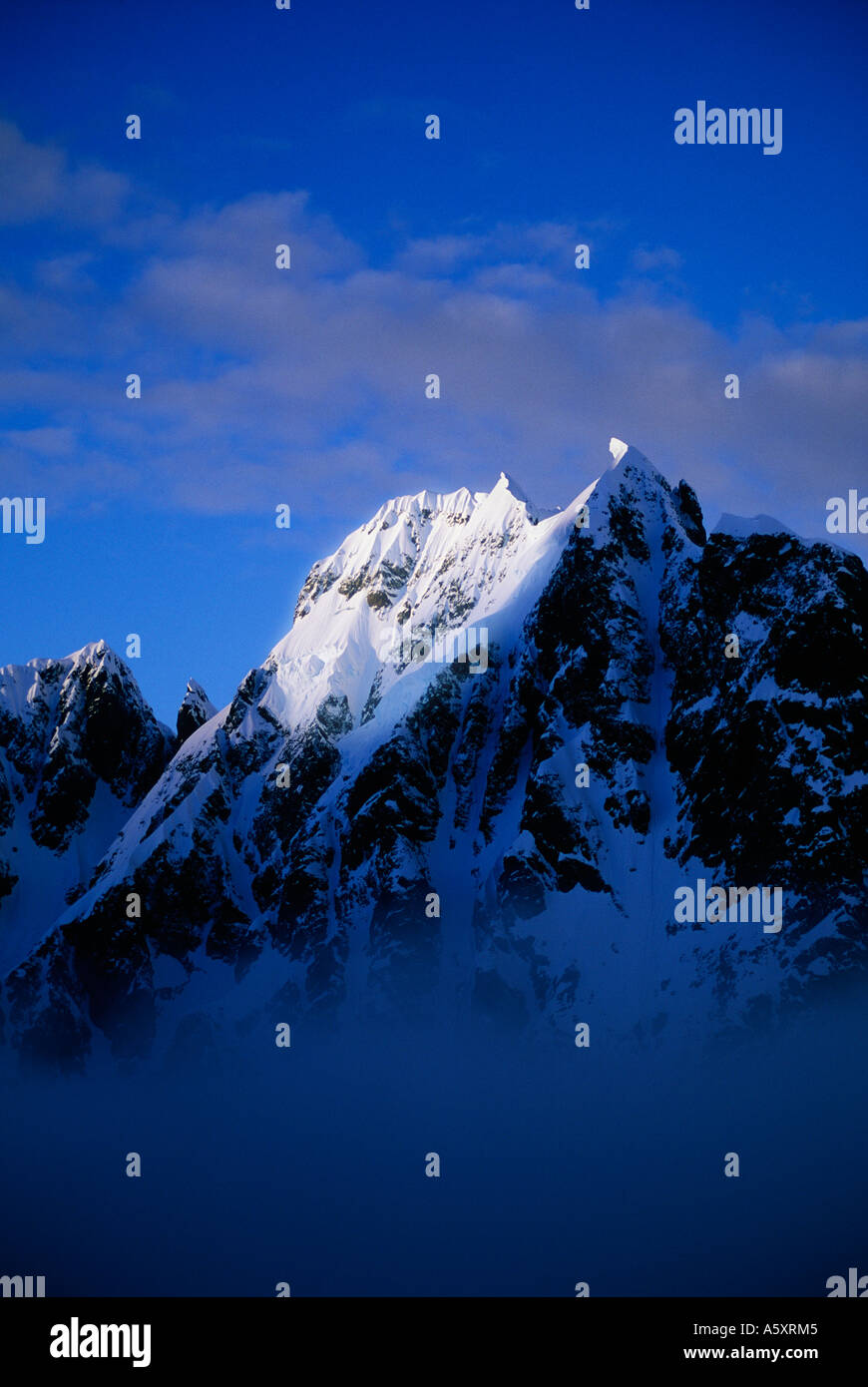 Schneebedeckte Berge Gipfel der Antarktis Stockfoto