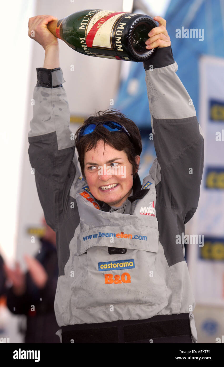 REKORD-RUNDE WELT SEGLERIN ELLEN MACARTHUR BEI DER ANKUNFT IN FALMOUTH GROßBRITANNIEN 8. FEBRUAR 2005 Stockfoto