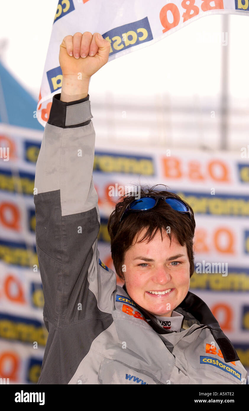 REKORD-RUNDE WELT SEGLERIN ELLEN MACARTHUR BEI DER ANKUNFT IN FALMOUTH GROßBRITANNIEN 8. FEBRUAR 2005 Stockfoto