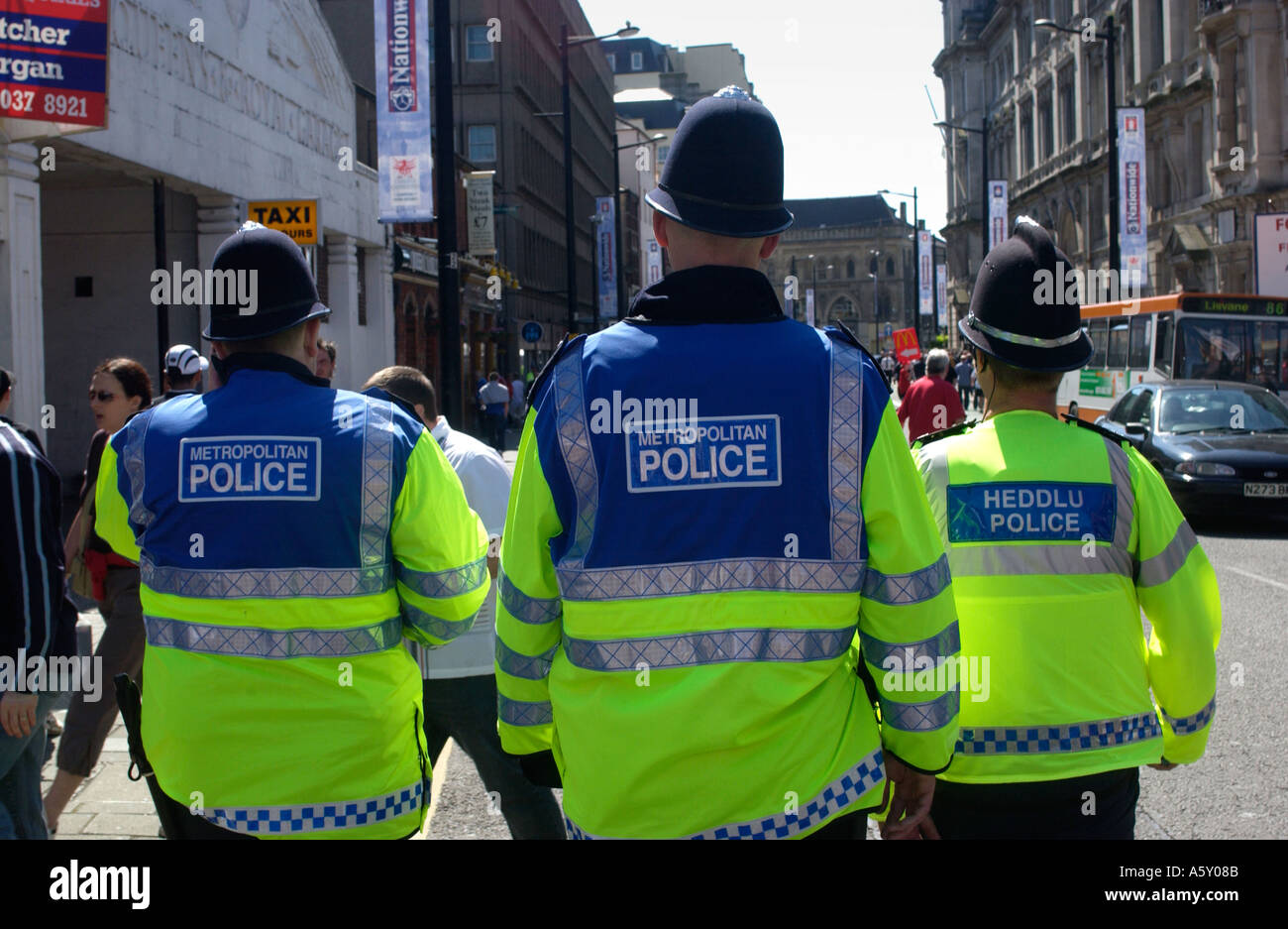 Metropolitan und walisischen Polizei in einer gemeinsamen Aktion auf der Straße in Cardiff South Wales UK Stockfoto