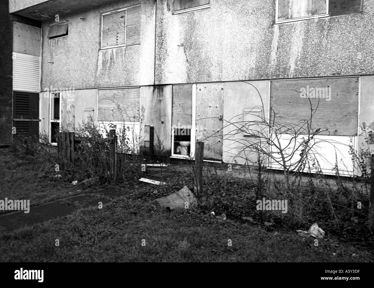 Ruine verfallene Verfall urban schäbig Lichtwand Dach Fenster uk Ratsgebäude Haus Maisonette Rückgang Bradford uk Armen heruntergekommen ein Stockfoto
