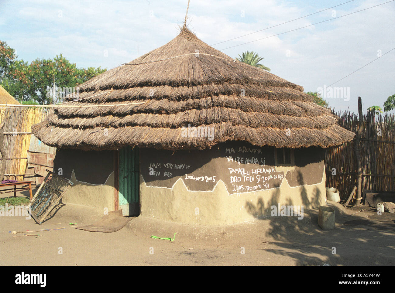 Traditionelle afrikanische Lehmhaus mit Grasdach in Juba, Südsudan Stockfoto