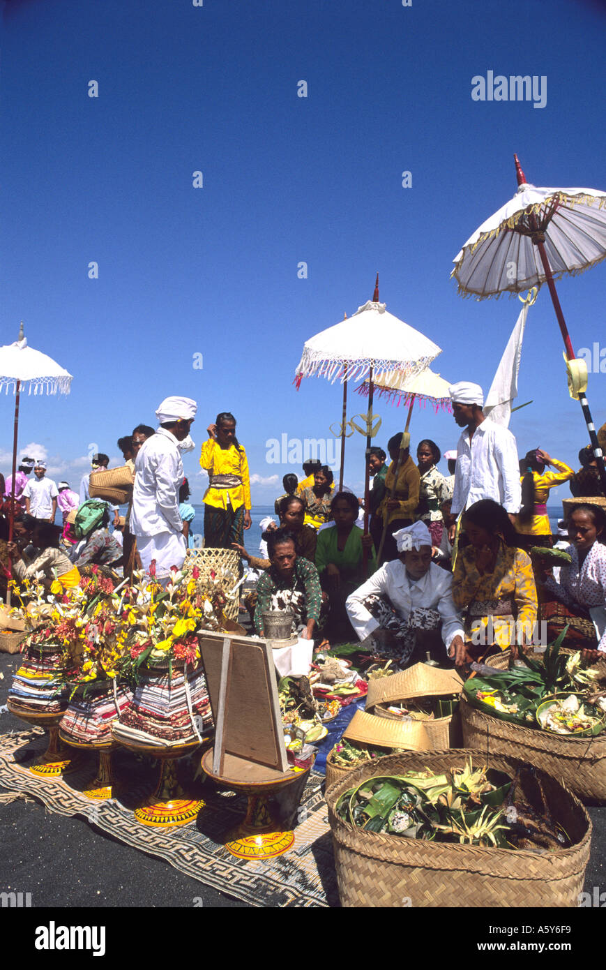 Bunte Strand-Festival in Bali, Indonesien, an einem schwarzen Sandstrand Stockfoto