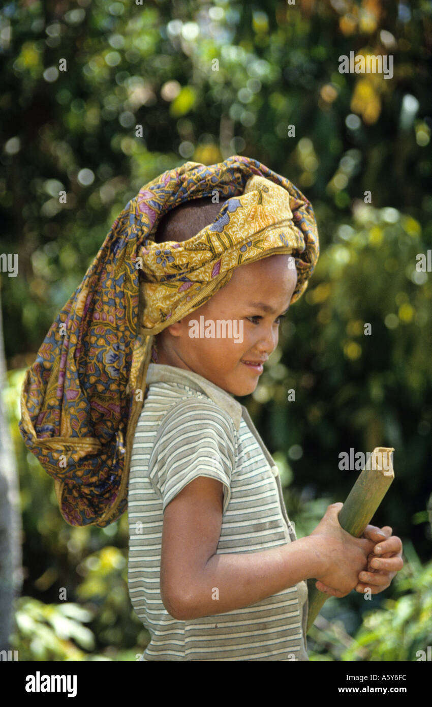 Kleinen indonesischen Jungen halten Stück Bambus Stockfoto