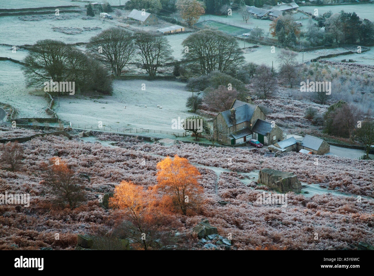 Froggatt Edge blickte auf frostigen Felder an einem frostigen Sonnenaufgang morgen Derbyshire Peak District England GB UK EU Europa Stockfoto