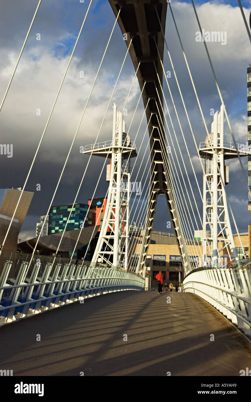 Millennium Fußgängerbrücke in Salford Quays auch bekannt als die Lowry Footbridge Stockfoto