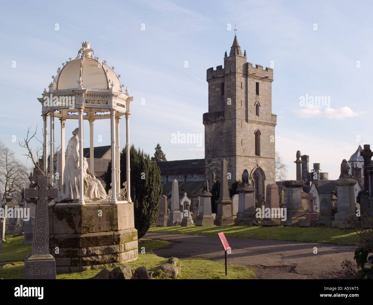 Kirche der "Heiligen unhöflich" und Statuen von Margaret und Agnes im Friedhof. Stirling Scotland UK Stockfoto
