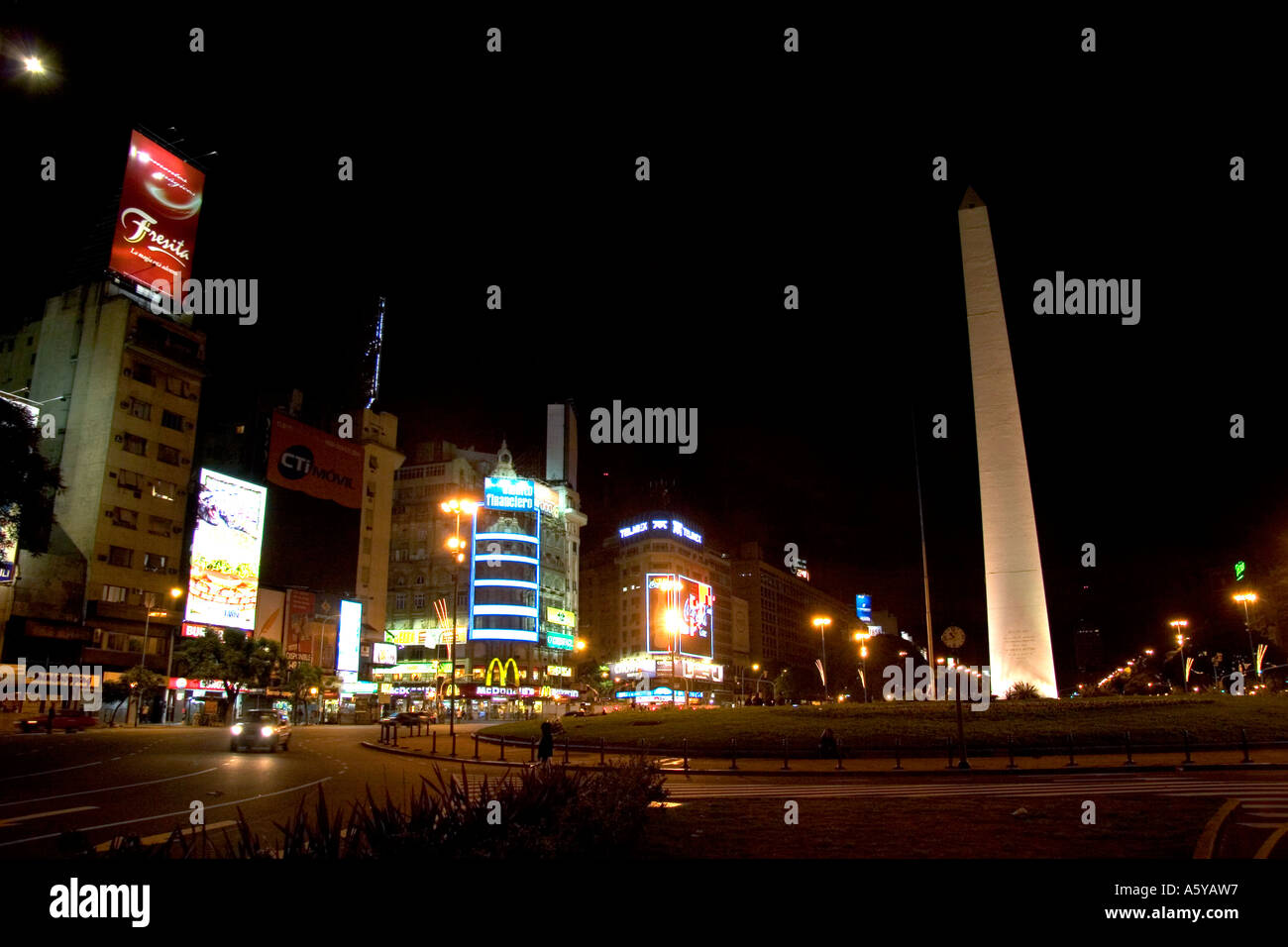 Plaza De La Republica und 9. Juli Avenue in der Nacht in Buenos Aires, Argentinien. Stockfoto