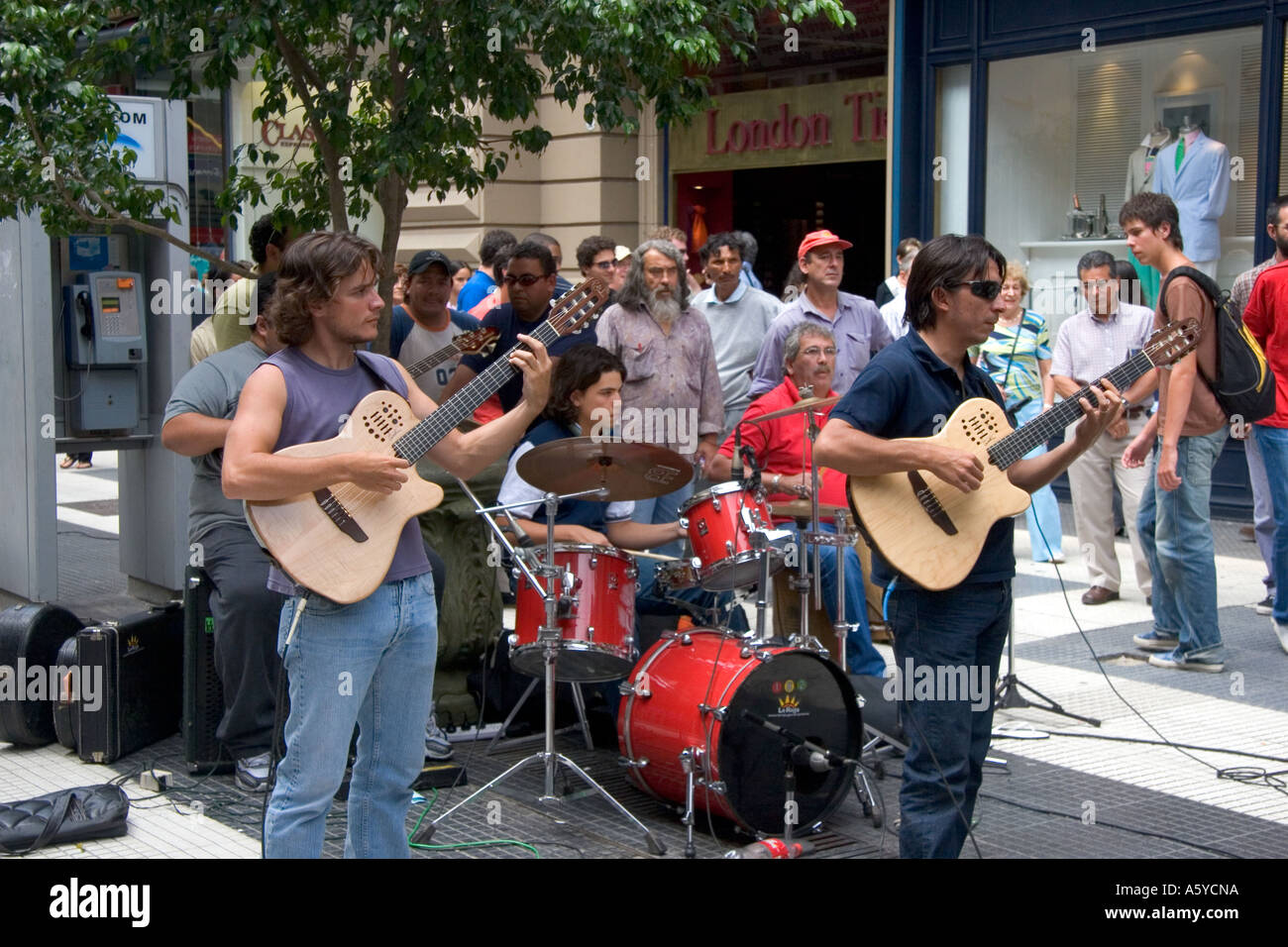Straßenkünstler spielen Musik in Buenos Aires, Argentinien. Stockfoto