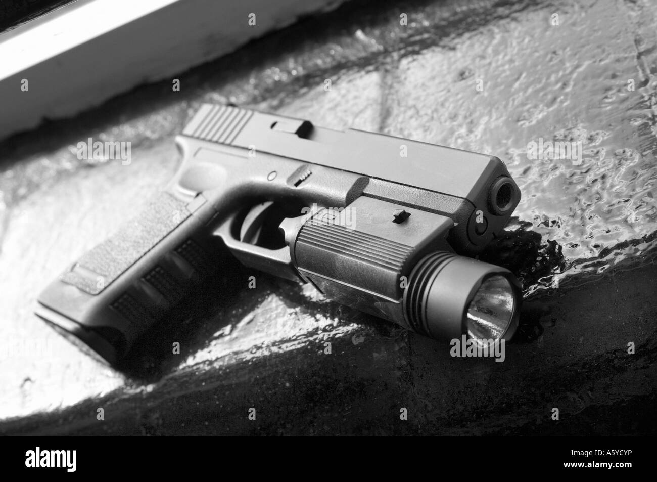 eine Glock automatische Pistole liegen auf der Fensterbank (Replikat Pistole) Stockfoto