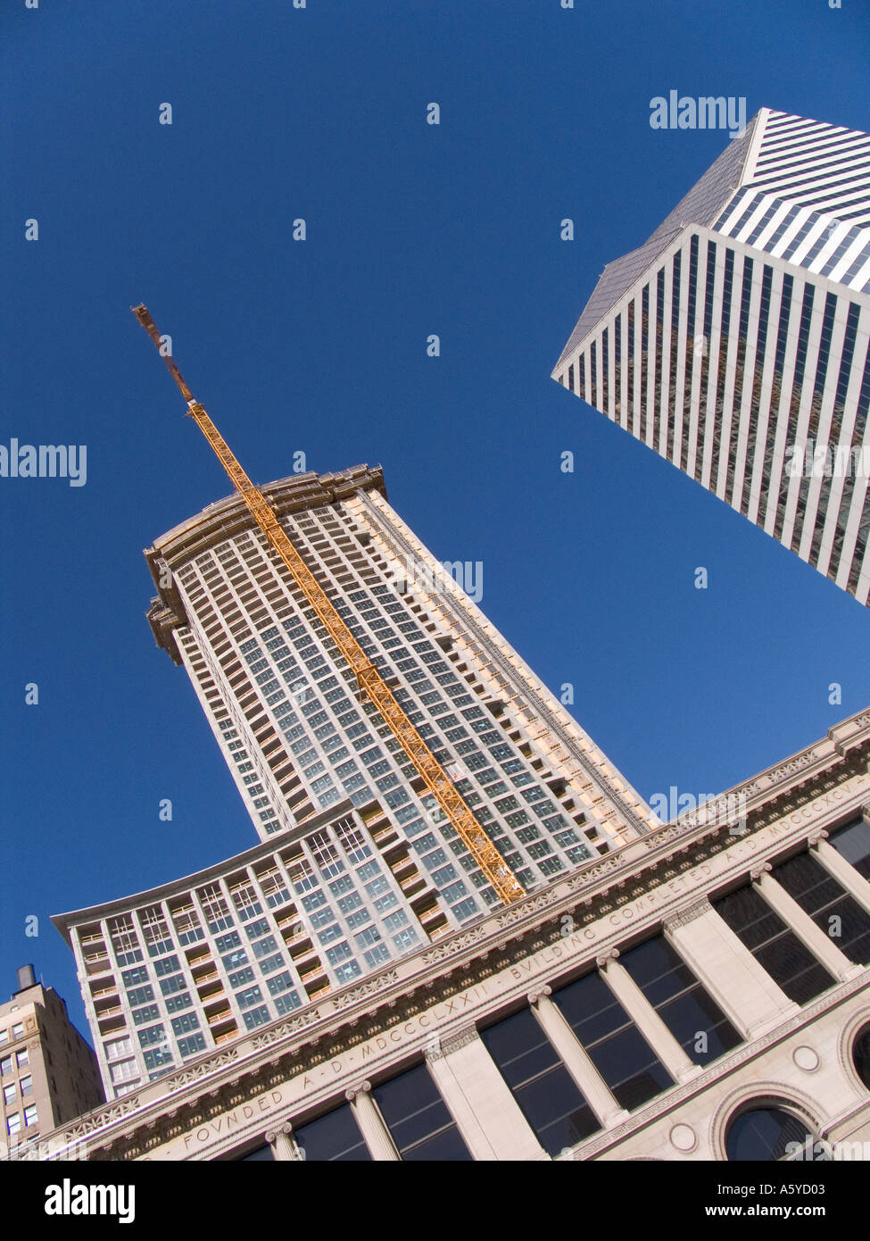 Gebäude im Bau mit Chicago Cultural Center im Vordergrund Stockfoto