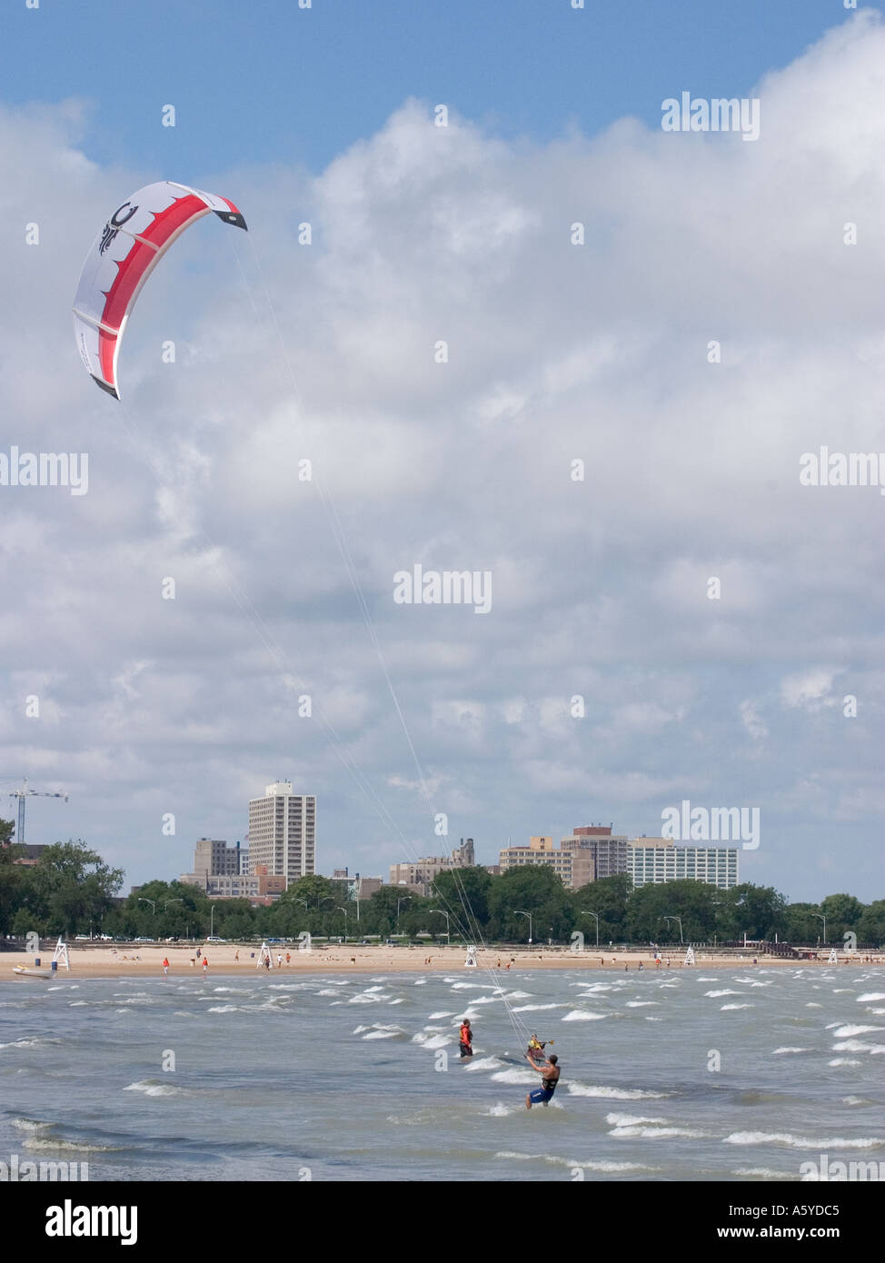 Man Kitesurfen am Lake Michigan Montrose Strand Chicago Illinois Stockfoto