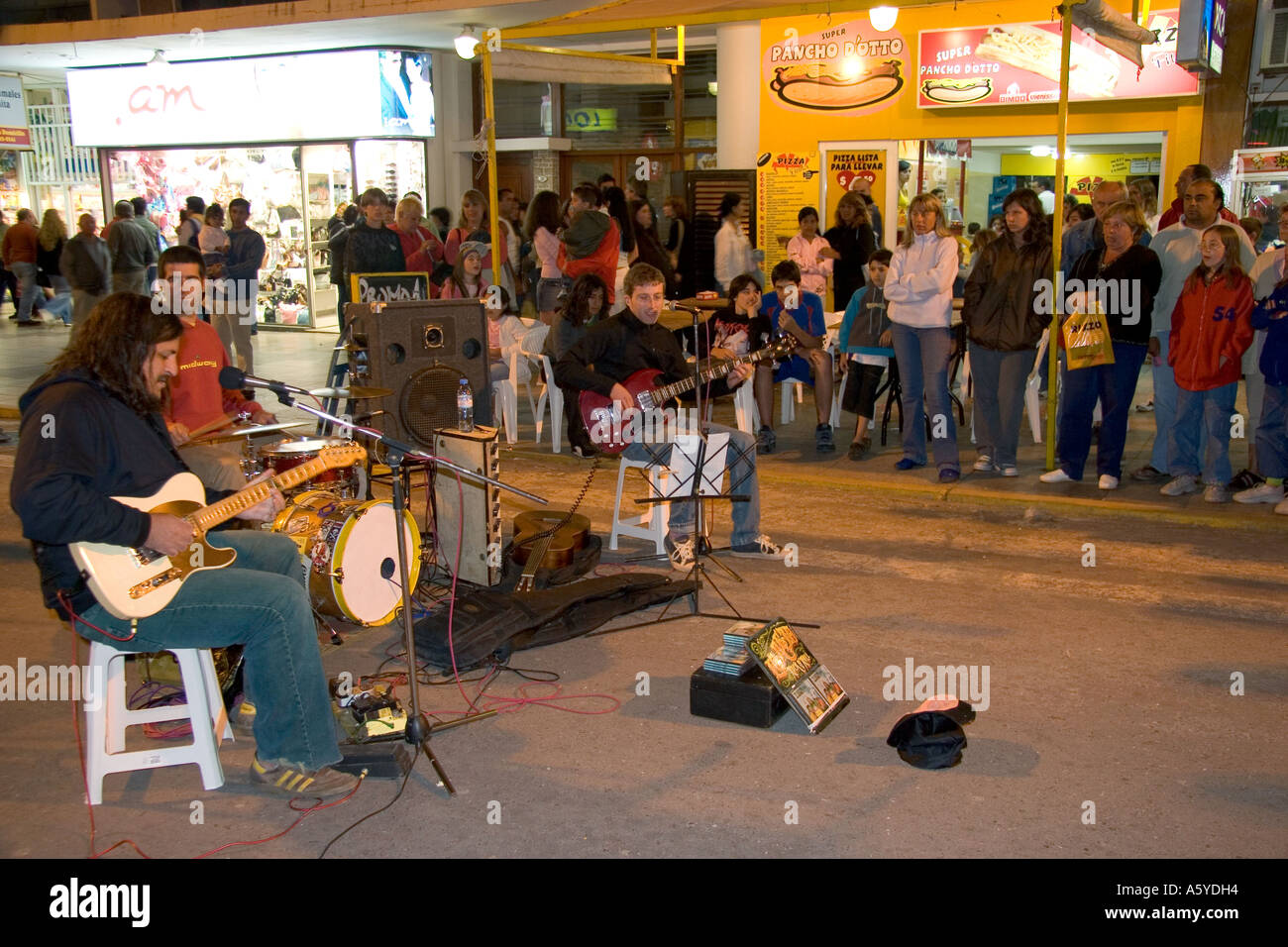 Musiker spielen Instrumente auf der Straße in Necochea, Argentinien. Stockfoto