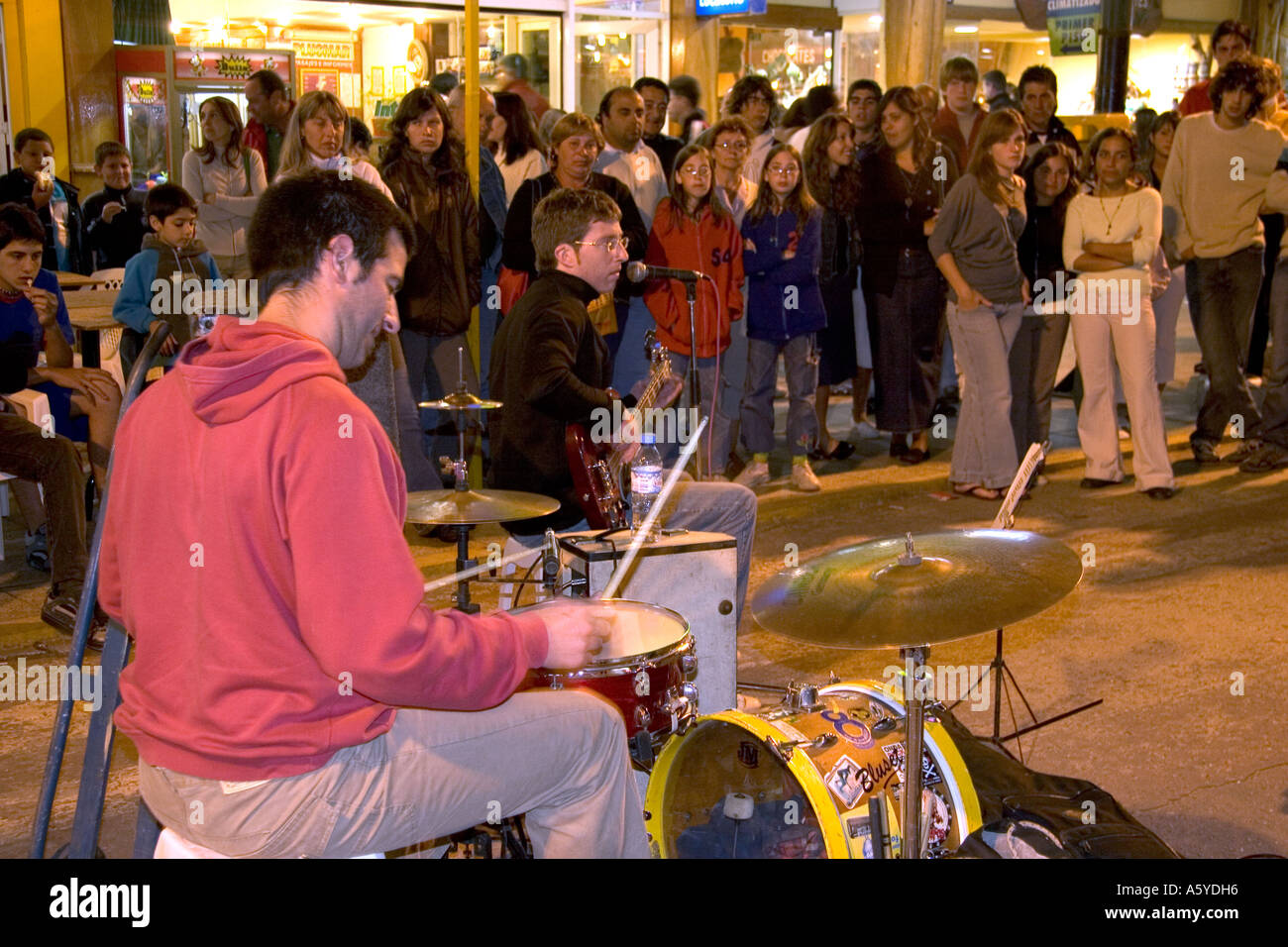 Musiker spielen Instrumente auf der Straße in Necochea, Argentinien. Stockfoto