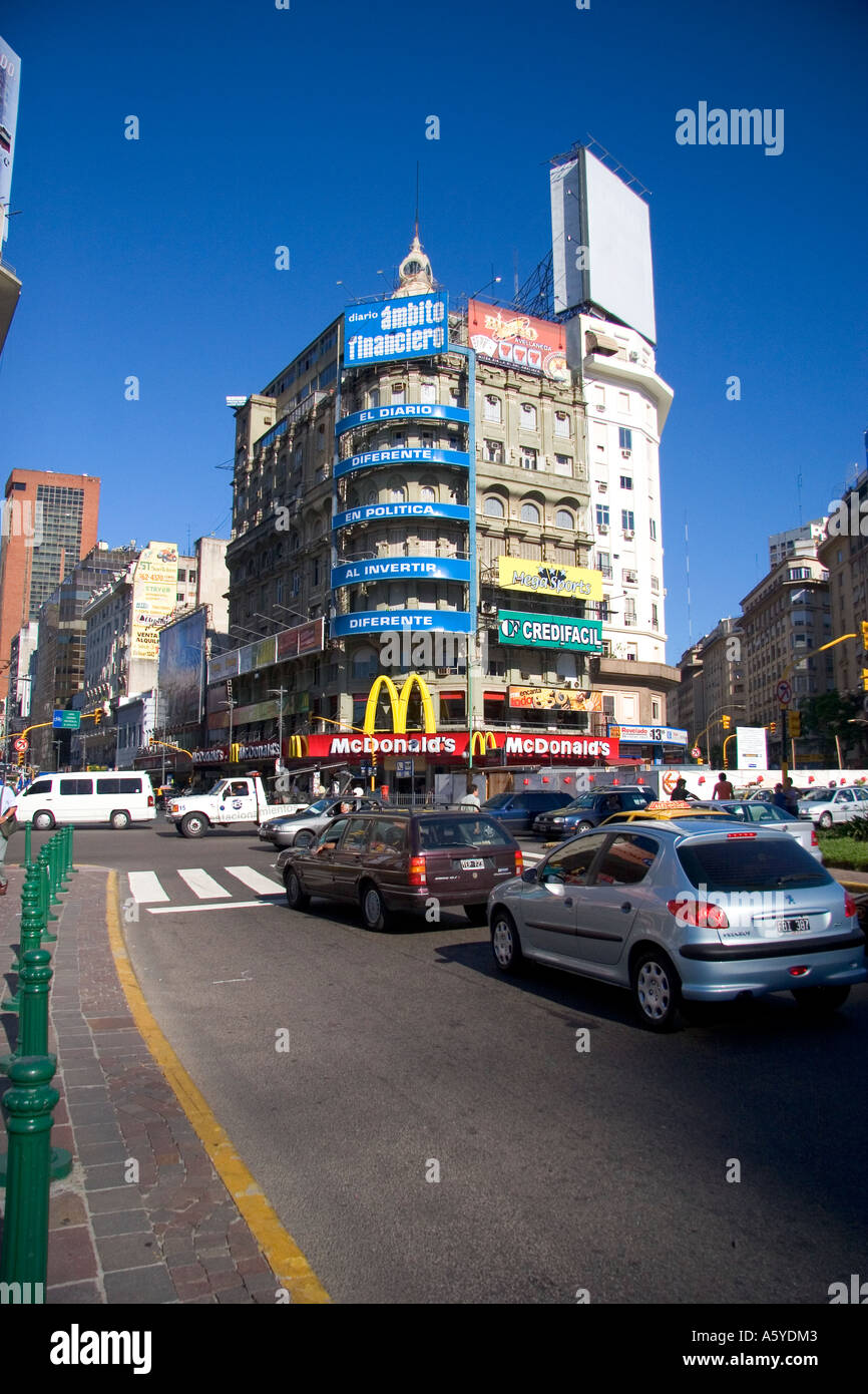 Werbedialogmaßnahmen an Gebäuden in Buenos Aires, Argentinien. Stockfoto