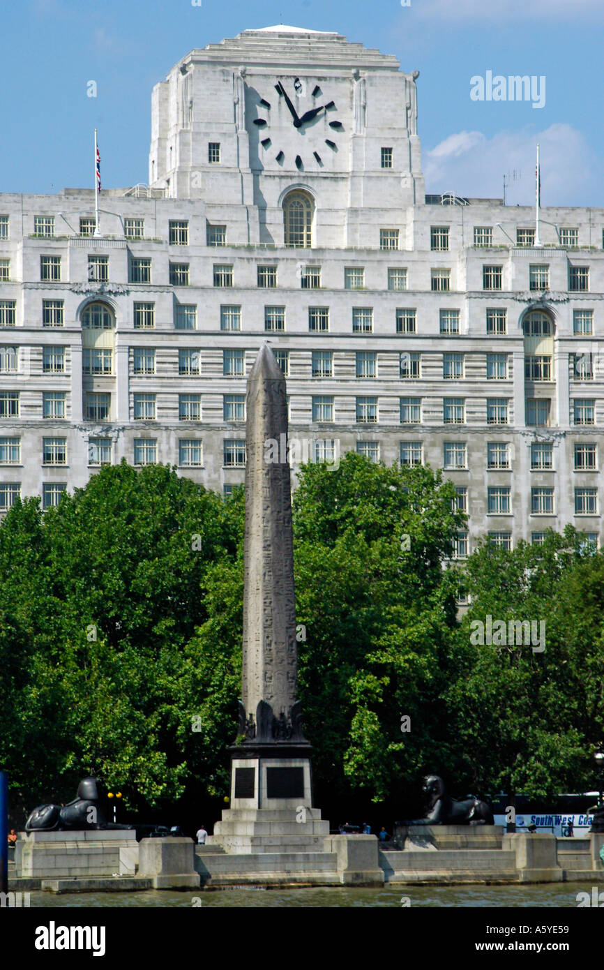 Cleopatra s Nadel und die Shell Mex Gebäude der Böschung Fluss Themse London Stockfoto