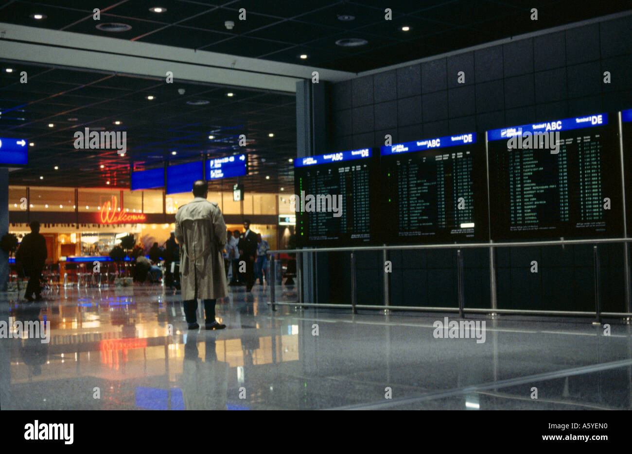 Gruppe von Menschen im Rhein-Main Flughafen Frankfurt am Main, Deutschland Stockfoto